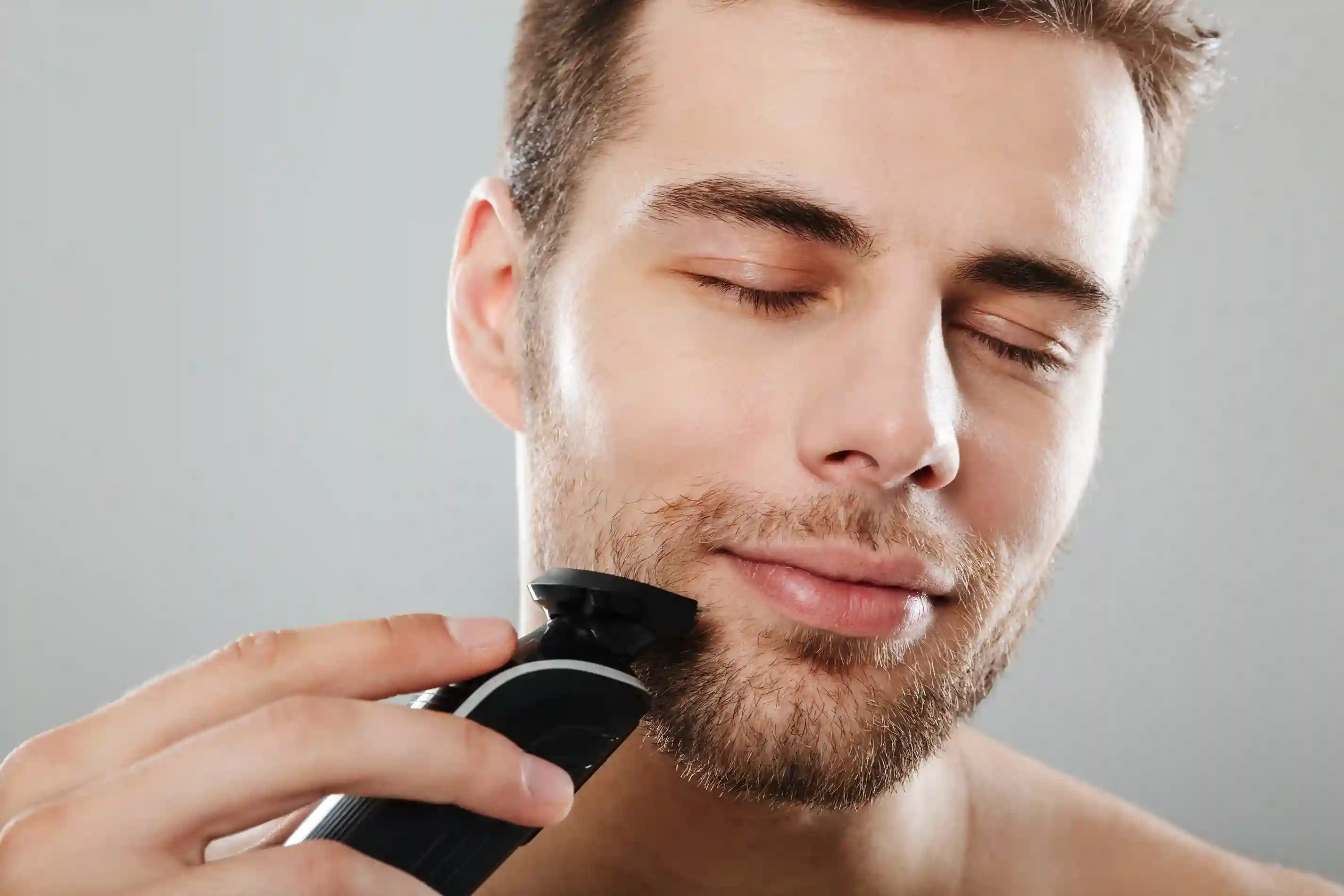 Perfil definido con recortadora de barba