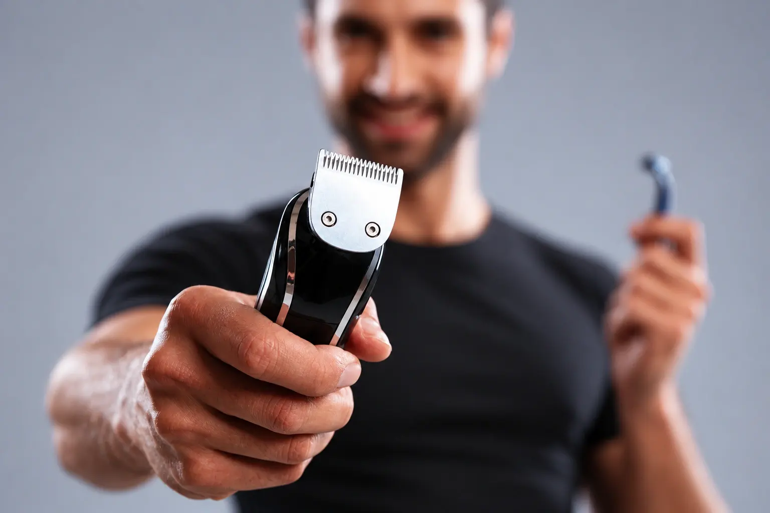 Hombre arreglándose la barba en casa